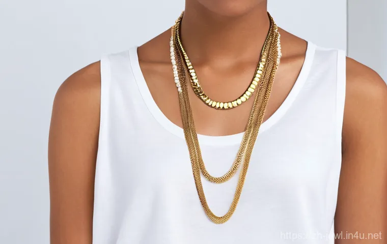 스타일별 골드 체인 목걸이 - A young woman, elegantly posed, wearing a plain white T-shirt or a simple, fitted blouse. Her neck i...