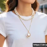 진주 목걸이와 골드 체인 매치법 - **Urban Chic: Layered Pearls and Gold**
    A confident young woman, standing naturally on a sunlit ...