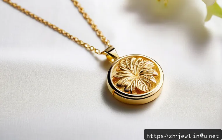 18K 골드 체인 유지 관리법 - A close-up scene of a delicate 18K gold necklace with a small pendant resting gently on a soft white...
